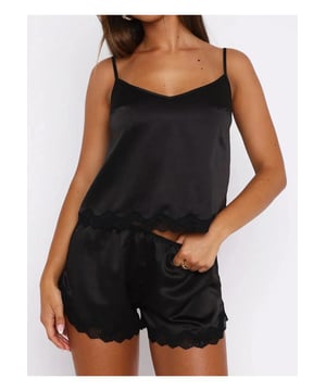 Spitzen-Detail Cami und Shorts Set  
Zweiteiliges Set  
Materialzusammensetzung: 95% Polyester, 5% Baumwolle  
Pflegehinweise: Maschinenwäsche kalt; Im Wäschetrockner bei niedriger Temperatur trocknen  
Importiert