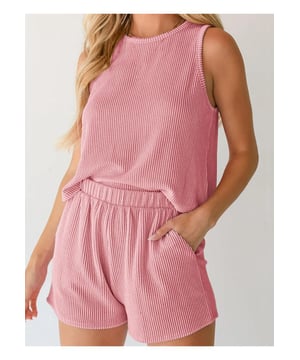 Ronde Hals Mouwloze Top en Shorts Set  
  Kenmerkt een koordsluiting in de taille en gerimpelde details  
  Twee-delige set bevat een mouwloze top en bijpassende shorts  
  Licht rekbare stof voor comfort  
  Materiaal samenstelling: 97% polyester 3% elastaan  
  Zorginstructies: Machinewas op koud, drogen op lage temperatuur  
  Geïmporteerd