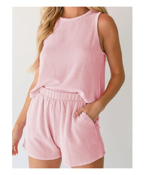 Ronde Hals Mouwloze Top en Shorts Set  
Functie met koord aan de taille en ruches  
Twee-delige set omvat mouwloze top en bijpassende shorts  
Enkele rekbare stof voor comfort  
Materiaal samenstelling: 97% polyester 3% elastan  
Wasinstructies: Machinewas koud, drogen op lage temperatuur  
Geïmporteerd