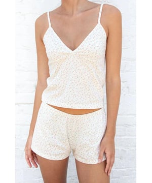 Basisstijl
Twee-delige set: top en shorts
Enige rek in het materiaal
65% polyester 35% katoen
Machinewas op koude temperatuur
Drogen in de droger op lage temperatuur
Geïmporteerd