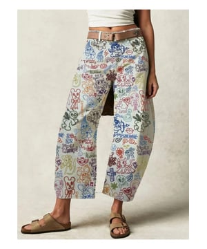 Product: Gedrukte Wijde Jeans  
Geslacht: Dames  
Kenmerken: Met zakken  
Materiaal samenstelling: 95% rayon 5% polyester  
Rek: Geen rek  
Wasmachine instructies: Koud wassen. Laag in de droger.  
Geïmporteerd  
Maat S: Onderlengte 96 cm Heup 100 cm Taille 72 cm  
Maat M: Onderlengte 97 cm Heup 104 cm Taille 76 cm  
Maat L: Onderlengte 98 cm Heup 110 cm Taille 82 cm  
Maat XL: Onderlengte 99 cm Heup 116 cm Taille 88 cm  
Maat 2XL: Onderlengte 100 cm Heup 122 cm Taille 94 cm