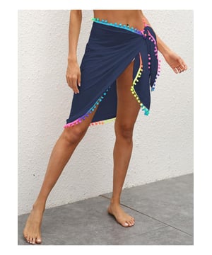 Produkt: Regenbogen-Pompom-Besatz Bade-Rock  
  Grundstil  
  Materialzusammensetzung: 100 % Polyester  
  Pflegehinweise: Maschinenwäsche kalt. Im Trockner bei niedriger Temperatur trocknen.  
  Importiert  
  Länge: 68 cm