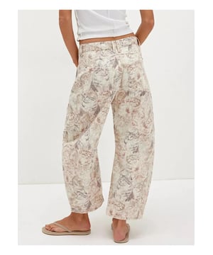 Product: Geprinte Wijde Pijpen Jeans  
Geslacht: Dames  
Kenmerken: Met zakken  
Materiaal samenstelling: 95% rayon 5% polyester  
Rek: Geen rek  
Wasinstructies: Machinewas koud. Laag in de droger.  
Geïmporteerd  
Maat S: Onderlengte 96 cm Heup 100 cm Taille 72 cm  
Maat M: Onderlengte 97 cm Heup 104 cm Taille 76 cm  
Maat L: Onderlengte 98 cm Heup 110 cm Taille 82 cm  
Maat XL: Onderlengte 99 cm Heup 116 cm Taille 88 cm  
Maat 2XL: Onderlengte 100 cm Heup 122 cm Taille 94 cm  