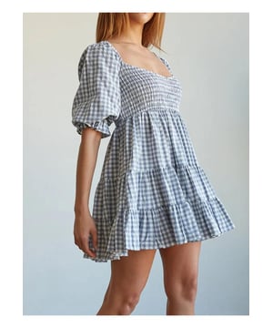 Rüschensaum Karo Halbarm Mini Kleid  
Gerafftes und gesmoktes Design  
Hergestellt aus 100% Polyester  
Nicht elastischer Stoff  
Obermaterial: Nicht gefüttert  
Maschinenwäsche kalt  
Trocknen im Wäschetrockner bei niedriger Temperatur  
Importiert  
Erhältlich in den Größen S bis XL  
Material: Baumwolle