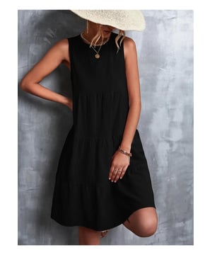 Gestuftes Design  
Runder Ausschnitt  
Ärmellos  
Mini-Topkleid  
Materialzusammensetzung: 95% Polyester, 5% Elasthan  
Kein Stretch  
Körper: Nicht gefüttert  
Pflegehinweise: Maschinenwäsche kalt, im Wäschetrockner bei niedriger Temperatur trocknen  
Importiert  
Erhältlich in den Größen S bis 2XL