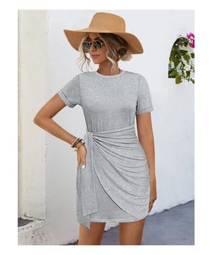 Rundhalsausschnitt  
Kurze Ärmel  
Mini-Länge  
Bindedesign  
Leicht dehnbare Stoffqualität  
Materialzusammensetzung: 95% Polyester, 5% Elasthan  
Pflegehinweise: Maschinenwäsche kalt, niedrige Trocknung im Wäschetrockner  
Importiert