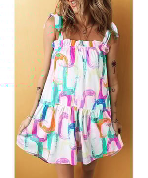 Diseño de impresión abstracta  
  Tiras anudadas  
  Vestido mini con volantes  
  Material 100% poliéster  
  Sin elasticidad  
  No forrado  
  Lavable a máquina en frío  
  Secar a baja temperatura  
  Importado