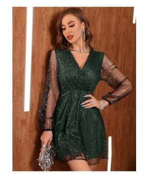 Glitzernde Wickel-Kleid mit langen Ärmeln und Mini-Länge  
Materialzusammensetzung: 100% Polyester  
Halbtransparenter Stoff  
Keine Dehnung für eine strukturierte Passform  
Nicht gefüttert  
Pflegehinweise: Maschinenwäsche kalt, im Trockner bei niedriger Temperatur trocknen  
Importiert  
Verfügbare Größen: S (US 4)  
Brust: 88 cm Taille: 64 cm Länge: 87 cm  
Verfügbare Größen: M (US 6/8)  
Brust: 92 cm Taille: 68 cm Länge: 88 cm  
Verfügbare Größen: L (US 10/12)  
Brust: 98 cm Taille: 74 cm Länge: 89 cm  
Verfügbare Größen: XL (US 14)  
Brust: 104 cm Taille: 80 cm Länge: 90 cm