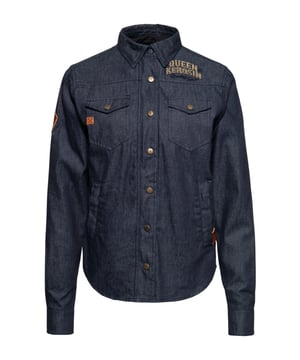 Das legere Funktionshemd von Queen Kerosin hat einiges zu bieten; na schon gespannt? Die Hemdbluse präsentiert sich in einem lässigen Casual-Look mit diversen Leder Patches und wertigen Stickereien. Es besteht aus reiner robuster Baumwolle und ist in einem bequemen Regular Fit geschnitten. Die langen Ärmel verfügen über klassische Manschetten mit Ärmelschlitzen, die sich per Reißverschluss schließen lassen. Des Weiteren besitzt das Hemd einen Kentkragen, aufgesetzte Brusttaschen mit Patten und Eingrifftaschen mit Reißverschluss.  Das Highlight liegt jedoch in dem separaten Softshell Innenfutter, das sich mittels Reißverschluss leicht einsetzten und herausnehmen lässt. Es ist wasser- und windabweisend und kann das Hemd so auch zu einer Outdoorjacke transformieren. Du musst dich also nie von deinem neuen Lieblingsteil trennen, egal ob drin oder draußen. Das Softshellfutter besticht mit seiner Vielzahl an weiteren Taschen und kann auch separat als eigenständige Jacke getragen werden. Du kannst selbst entscheiden ob und mit welchem Futter du dein Hemd tragen möchtest, denn die kompatiblen Queen Kerosin Innenfutter der »Q.K. Adventure Gear« Linie lassen sich auch untereinander austauschen. So kannst du zum Beispiel mit dem richtigen Queen Kerosin »Motor Gear« Motorradfutter (separat erhältlich) die Jacke auch zum Biken verwenden. Oder wenn es mal richtig kalt sein sollte wäre das Fleece-Innenfutter (separat erhältlich) die perfekte Wahl! Ein echter Allrounder der sich einen Platz in deinem Kleiderschrank redlich verdient hat!  QUEEN KEROSIN: Queen Kerosin steht für den amerikanischen Zeitgeist der 50er Jahre mit Rock'n'Roll Rockabilly, Motorrädern, Bikes, Hot Rod und allem was dazu gehört! Unsere Design mit Vintage Charme bringen Dich zurück in die gute ZeitDESIGN: Queen Kerosin präsentiert ihren Adventure Gear Hybriden aus Hemd und Jacke! Das Damen Funktionshemd kann mit seinen authentischen Stickereien und den Reißverschlusstaschen überzeugen. Ein separates Softshell Futter kann das Hemd zur Jacke aufrüsten und mittels Motorrad Futter kannst Du sie auch als Motorradjacke tragen PASSFORM: Tolle Bequemlichkeit durch angenehmen Regular FitMATERIAL: Der robuste Oberstoff besteht ganz aus Baumwolle, was für einen optimale Tragekomfort sorgt. Das separate Innenfutter ist aus einem wind- und wasserabweisendem SoftshellKOMBINATIONSMÖGLICHKEITEN: Die Funktionsjacke kann entweder Indoors als Hemdbluse oder draußen als Outdoorjacke getragen werden LIEFERUMFANG: Eine Lieferung enthält ein Damen Queen Kerosin Funktionshemd in XS S M L XL XXL 3XL oder 4XL