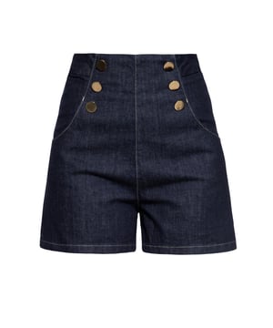 Ahoi Lady's! Mit dieser maritimen Sailor Denim Shorts setzt Ihr den Rockabilly Vintage Look perfekt in Szene. Durch den hohen Bund (High Waisted) und weit geschnittenen Beine verleiht die kurze Hose jeder "Rockabella" einen Hauch von "Marlene". Die figurbetonte Passform verleiht eine traumhafte weibliche Silhouette, welche mit einer 3er-Knopfleiste an den seitlichen Eingifftaschen rechts und links edel abgerundet wird. Der dezent eingearbeitete Reißverschluss auf der Rückseite fügt sich perfekt in das Gesamtbild ein und setzt mit seinem V-Cut am Ende ein raffiniertes Highlight. Die kontrastierenden Nähte betonen gekonnt den verführerischen Schnitt. Durch die reine Baumwolle entsteht ein angenehmes, dehnbares und hautfreundliches Tragegefühl. Ob mit Crop Top und Highheels oder mit klassischem Ringelshirt, mit diesen Shorts könntest du den ein oder anderen Seemann um den Verstand bringen.  QUEEN KEROSIN: Rock'n'Roll, Rockabilly, Hot Rod, Tattoos, Biker,... Diese Attribute lassen sich auf den Lifestyle der 50er Jahre genau so gut wie auf die Kultmarke Queen Kerosin beziehen! Mit unseren authentischen Designs lassen wir das damalige Lebensgefühl heute wieder aufleben. DESIGN: Mit dieser maritimen Sailor Denim Shorts setzt Ihr den Rockabilly Vintage Look perfekt in Szene. Durch den hohen Bund (High Waisted) und weit geschnittenen Beine verleiht die kurze Hose jeder "Rockabella" einen Hauch von "Marlene".PASSFORM: Die figurbetonte Passform verleiht eine traumhafte weibliche Silhouette, welche mit kontrastierter Naht perfekt abgerundet wird. MATERIAL: Der Denim besteht aus 100% Baumwolle und sorgt so für einen bequemen Tragekomfort KOMBINATIONSMÖGLICHKEITEN: Ob mit Crop Top und Highheels oder mit klassischem Ringelshirt, diese Shorts zaubert immer einen Blickfang LIEFERUMFANG: Diese maritime Vintage Shorts ist in den Größen XS S M L XL und XXL erhältlich.