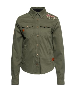 Das Funktionshemd von Queen Kerosin präsentiert sich in einem legeren Casual-Look mit diversen Leder Patches und einer wertigen Stickerei im Rücken und in der Front. Es besteht aus reiner robuster Baumwolle und ist in einem bequemen Regular Fit geschnitten. Die langen Ärmel verfügen über klassische Manschetten mit Ärmelschlitzen, die sich per Reißverschluss schließen lassen. Des Weiteren besitzt das Hemd einen Kentkragen, aufgesetzte Brusttaschen mit Patten und Eingrifftaschen mit Reißverschluss.  Das Highlight liegt jedoch in dem separaten Softshell Innenfutter, das sich mittels Reißverschluss leicht einsetzten und herausnehmen lässt. Es ist wasser- und windabweisend und kann das Hemd so auch zu einer Outdoorjacke transformieren. Du musst dich also nie von deinem neuen Lieblingsteil trennen, egal ob drin oder draußen. Das Softshellfutter besticht mit seiner Vielzahl an weiteren Taschen und kann auch separat als eigenständige Jacke getragen werden. Du kannst selbst entscheiden ob und mit welchem Futter du dein Hemd tragen möchtest, denn die kompatiblen »Q.K. Adventure Gear« Innenfutter lassen sich auch untereinander austauschen. So kannst du zum Beispiel mit dem richtigen Queen Kerosin »Motor Gear« Motorradfutter (separat erhältlich) die Jacke auch zum Biken verwenden. Oder wenn es mal richtig kalt sein sollte wäre das Fleece-Innenfutter (separat erhältlich) die perfekte Wahl! Ein echter Allrounder der sich einen Platz in deinem Kleiderschrank redlich verdient hat!  QUEEN KEROSIN: Queen Kerosin steht für den amerikanischen Zeitgeist der 50er Jahre mit Rock'n'Roll Rockabilly, Motorrädern, Bikes, Hot Rod und allem was dazu gehört! Unsere Design mit Vintage Charme bringen Dich zurück in die gute ZeitDESIGN: Queen Kerosin präsentiert ihren Adventure Gear Hybriden aus Hemd und Jacke! Das Damen Funktionshemd kann mit seinen authentischen Stickereien und den Reißverschlusstaschen überzeugen. Ein separates Softshell Futter kann das Hemd zur Jacke aufrüsten und mittels Motorrad Futter kannst Du sie auch als Motorradjacke tragen PASSFORM: Tolle Bequemlichkeit durch angenehmen Regular FitMATERIAL: Der robuste Oberstoff besteht ganz aus Baumwolle, was für einen optimale Tragekomfort sorgt. Das separate Innenfutter ist aus einem wind- und wasserabweisendem SoftshellKOMBINATIONSMÖGLICHKEITEN: Die Funktionsjacke kann entweder Indoors als Hemdbluse oder draußen als Outdoorjacke getragen werden LIEFERUMFANG: Eine Lieferung enthält ein Damen Queen Kerosin Funktionshemd in XS S M L XL XXL 3XL oder 4XL