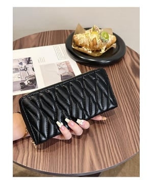 Taschenformat: Klein  
Material: PU-Leder  
Importiert  
Produktmaße (Zoll):  
Breite: 3,9  
Höhe: 1,2  
Länge: 7,7