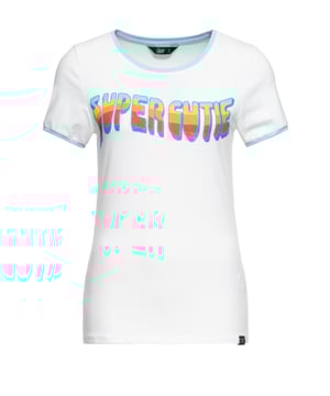 Im Retro "Deluxe-Style" präsentiert Queen Kerosin ihr neues unverzichtbares Statement Print T-Shirt für alle Vintage Fashion Lover. Der authentische Front-Print in Verbindung mit kontrastierten eng anliegendem Rundhals und Ärmelabschlüssen machen es zu einem absoluten It-Piece, mit „Good Times“ Flair inklusive. Die Slim Fit Passform in Kombination mit der elastischen Maschenware aus einem hochwertigen Baumwolle-Elastan-Mix sorgt zusätzlich für Bequemlichkeit, sowie einen optimalen Tragekomfort, welcher durch ein angenehmes Haut- und Tragegefühl optimal abgerundet wird. Also Ladys greift zu und gönnt euch den angesagten Sommer Kombi-Allrounder. Lässig zu deiner Lieblings Denim, Sneakern und Jeansjacke entsteht ein kesses casual Outfit.  QUEEN KEROSIN: Queen Kerosin steht für den amerikanischen Zeitgeist der 50er / 60er Jahre mit Rock'n'Roll Rockabilly, Motorrädern, Bikes, Hot Rod und allem was dazu gehört. Unsere Design mit Vintage Charme versetzen Dich zurück in die gute Zeit.DESIGN: Im Retro "Deluxe-Style" präsentiert Queen Kerosin ihr neues unverzichtbares Statement Print T-Shirt für alle Vintage Fashion Lover. Der authentische Front-Print in Verbindung mit kontrastierten eng anliegendem Rundhals und Ärmelabschlüssen machen es zu einem absoluten It-Piece, mit "Good Times" Flair inklusive.PASSFORM: Ein figurbetonter Slim Fit und der klassische eng anliegenede Rundhalsausschnitt setzt die feminine Silhouette attraktiv in Szene.MATERIAL: Weiche, hautfreundliche Maschenware aus hochwertiger reiner Baumwolle, optimiert mit Stretch-Anteil. KOMBINATIONSMÖGLICHKEITEN: Lässig zu deiner Lieblings Denim, Sneakern und Jeansjacke entsteht ein kesses casual Outfit.LIEFERUMFANG: Das Bssic Ringer T-Shirt ist in den Größen XS S M L XL XXL 3XL und 4XL erhältlich.