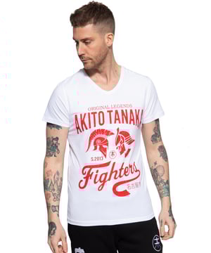 Das powervolle Slim Fit T-Shirt von Akito Tanaka erweist sich als idealer Stylingpartner für legere Looks im Alltag! Es besteht aus einer hautfreundlichem Maschenware aus Baumwolle mit Stretch, was für einen excellenten Tragekomfort sorgt. Highlight des Ganzen ist der kontrastierende Print in der Front, welcher durch einen modischen V-Ausschnitt ideal abgerundet wird. Besonders zu Jeans entsteht ein cooler casual Look.  AKITO TANAKA: Frisch und edgy präsentiert sich unser Label. Unsere Designs sind durch den japanischen Streetstyle inspiriert. Wenn du auf der Suche nach lässigen Teile zum kombinieren bist, dann bist du hier genau richtig!DESIGN: Das Herren T-Shirt von Akito Tanaka überzeugt mit seinem powervollen Frontprint, seinen kurzen Ärmeln und dem modischen V AusschnittPASSFORM: Das T-Shirt ist körpernah im Slim Fit geschnitten MATERIAL: Großartiger Komfort entsteht durch die weiche, elastische Maschenware aus Baumwolle mit StretchKOMBINATIONSMÖGLICHKEIT: Toller Stylingpartner zu Jeans oder Joggers für einen lässige Look im Alltag  LIEFERUMFANG: Das Herren T-Shirt von Akito Tanaka ist in den Größen S M L XL und XXL erhältlich