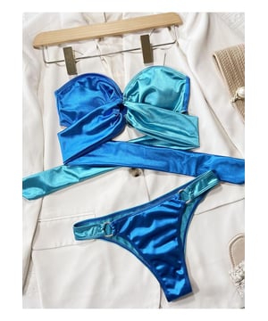 Geen beugeltop  
Twee delig set  
Verwijderbare padding  
Contrastpatroon  
Sexy en strandstijl  
Grommetdetails  
82% polyester 18% elastaan  
Zeer rekbaar  
Machinewas koud, in de droger op lage temperatuur  
Geïmporteerd  
Beschikbaar in maten S M L  
Materiaal: Glanzende stof