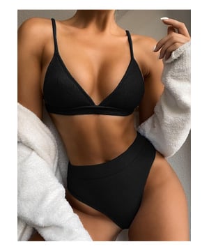 Top type: Geen beugel  
Bottom type: Middelhoge taille  
Aantal stukken: Twee  
Borstpadding: Verwijderbare padding  
Patroon type: Effen  
Stijl: Strand  
Kenmerken: Basisstijl  
Materiaal samenstelling: 82% polyester 18% elastaan  
Rekbaarheid: Zeer rekbaar  
Onderhoudsinstructies: Machinewas koud. Tumble dry op lage stand.  
Geïmporteerd  
Productafmetingen:  
S: onder de borsten 66 cm taille 61 cm  
66 cm heup 86 cm  
89 cm  
M: onder de borsten 70 cm taille 66 cm  
71 cm heup 89 cm  
94 cm  
L: onder de borsten 74 cm taille 71 cm  
76 cm heup 94 cm  
99 cm  