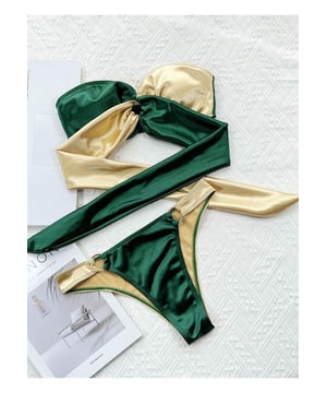 Top sin aros  
Conjunto de dos piezas  
Almohadillas removibles  
Patrón de contraste  
Estilo sexy y de playa  
Detalle de ojales  
82% poliéster 18% elastano  
Altamente elástico  
Lavar a máquina en frío, secar a baja temperatura  
Importado  
Disponible en tallas S, M, L  
Material: Tela brillante