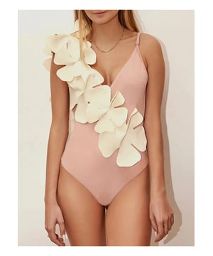 Traje de bano de una pieza de estilo basico.
  Patron de flores en contraste.
  Correas de espagueti.
  Acolchado extraible.
  Sin aros.
  Tejido elastico moderado.
  Composicion del material: 82% poliester 18% elastano.
  Instrucciones de cuidado: Lavar a maquina con agua fria Secar en secadora a temperatura baja.
  Importado.