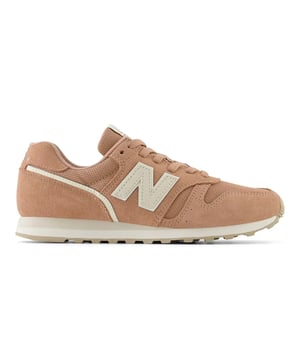 The past meets the present in this classic silhouette designed for go-anywhere style. Crafted from a luxurious leather/synthetic blend, these trainers are the perfect every day shoe.RRP: £75.00SpecificationsUpper - suede, synthetic, meshMidsole - EVAOutsole - RubberTechnology - EVACollection - New Balance 373Product Code: WL373SI2