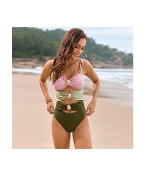 Bañador de una pieza de escote corazón en bloque de color  
Diseño fruncido  
Con almohadillas removibles  
Sin varilla  
Material elástico  
80% poliamida 20% elastano  
Lavar a máquina en frío, secar a baja temperatura  
Importado