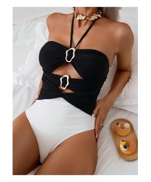 Traje de bano de una pieza con cuello halter recortado en contraste.
  Diseno recortado.
  Acolchado extraible en el pecho.
  Sin aros.
  Estiramiento moderado.
  Composicion del material: 82% poliester 18% elastano.
  Instrucciones de cuidado: Lavar a maquina con agua fria secar en secadora a temperatura baja.
  Importado.