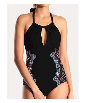 Ausschnitt-Design  
Halterneck-Stil  
Abnehmbare Brustpolster  
Ohne Bügel  
Leicht dehnbares Material  
Hergestellt aus 84 % Polyester und 16 % Spandex  
Maschinenwäsche kalt, trocknen im Trockner bei niedriger Temperatur  
Importiert  
Erhältlich in den Größen S bis 2XL mit detaillierten Maßangaben