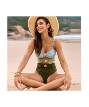 Traje de baño de una pieza con escote sweetheart en bloques de color  
Diseño fruncido  
Con almohadillas removibles  
Sin aros  
Material elástico  
80% poliamida 20% elastano  
Lavar a máquina en frío, secar a baja temperatura  
Importado
