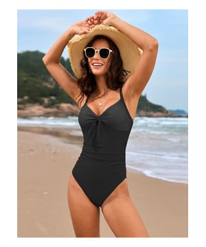 Spitzendetails  
Abnehmbare Polsterung  
Keine Bügel  
Dehnbar  
80% Polyamid 20% Elastan  
Maschinenwäsche kalt  
Im Trockner bei niedriger Temperatur trocknen  
Importiert  
Material: 82% Nylon 18% Spandex