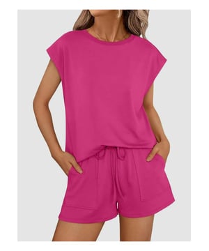 Ronde Hals Capmouw Top en Shorts Set  
Twee  
delige set  
Licht rekbare stof  
95% polyester 5% spandex  
Shorts met trekkoord  
Shorts met zakken  
Machinewas koud, trommeldrogen op lage temperatuur  
Materiaal: Katoenmix