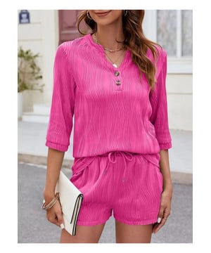 Twee  
delige set  
Trekkoord shorts  
Ingekorte bovenkant  
Vervolgens rekbare stof  
65% rayon 30% polyester 5% spandex  
Machinewas koud  
Lage droogtrommel  
Met zakken  
Materiaal: Polyester