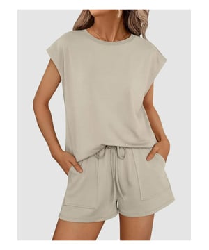 Conjunto de Top de Cuello Redondo y Shorts de Mangas Cortas  
Conjunto de dos piezas  
Tela ligeramente elástica  
95% poliéster 5% spandex  
Shorts con cordón  
Shorts con bolsillos  
Lavar a máquina en frío, secar a baja temperatura  
Material: Mezcla de algodón