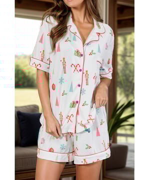 Produkt: Bedrucktes Lounge-Set mit Kurzarmoberteil und Shorts  
Eigenschaften: Mit Taschen  
Anzahl der Teile: Zwei  
Transparenz: Undurchsichtig  
Dehnbarkeit: Leicht dehnbar  
Materialzusammensetzung: 95% Polyester, 5% Elasthan  
Pflegehinweise: Maschinenwäsche kalt. Im Trockner bei niedriger Temperatur trocknen.  
Importiert