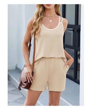 Dubbele Spaghetti Band Cami en Shorts Set  
Bevat kruislings details  
Inclusief zakken voor extra gemak  
Twee  
delige set  
Licht rekbare stof  
Samenstelling: 65% rayon 30% polyester 5% spandex  
Wasinstructies: Machinewas koud, trommeldrogen op lage temperatuur  
Geïmporteerd