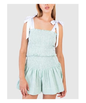 Gesmokte Schouderband Top en Shorts Set  
Twee delige set  
Enigszins rekbare stof voor comfort  
100% polyester samenstelling  
Machinewas koud, drogen op lage temperatuur  
Geïmporteerd  
Beschikbaar in maten S tot XL