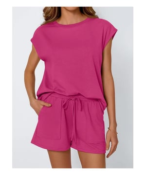 Conjunto de dos piezas  
Top de cuello redondo con mangas de cap sleeve  
Diseño con bolsillos  
Shorts con cordón ajustable  
Tejido sin elasticidad  
Composición del material: 95% poliéster 5% spandex  
Instrucciones de cuidado: Lavar a máquina en frío y secar a baja temperatura  
Importado