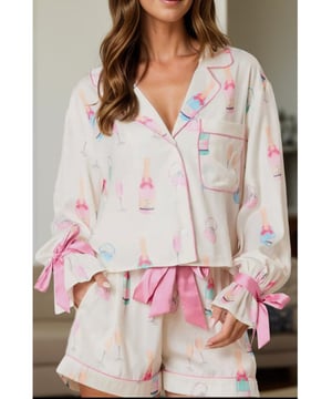 Boogbedrukt T-shirt met Kraag en Shorts met Touwsluiting Lounge Set  
Twee  
delige set  
Verschillende rekbaarheid  
Materiaal samenstelling: 100% viscose  
Wasinstructies: Machinewas koud, drogen op lage temperatuur  
Geïmporteerd