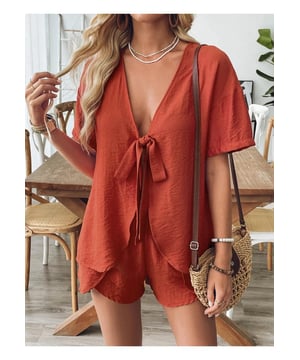 Tweedelige set
  Top met striksluiting aan de voorkant
  Korte mouwen
  Geen stretchstof
  Materiaal: 88% viscose 12% polyamide
  Onderhoudsinstructies: Machinewas koud droogtrommel laag
  Geimporteerd