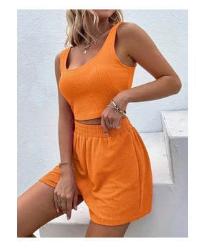 Conjunto de camiseta de tirantes anchos y pantalones cortos de talla completa  
Talla grande  
Conjunto de dos piezas  
Estilo básico  
Composición del material: 95% poliéster 5% spandex  
Lavar a máquina en frío  
Secar a baja temperatura  
Importado
