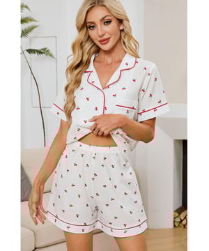 Zweiteiliges Lounge-Set  
Fröhliches Druckdesign  
Top mit Kragen  
Top mit Taschen  
Geknöpftes Top  
Shorts inklusive  
Undurchsichtiges Material  
Keine Dehnung  
100% Polyester  
Maschinenwäsche kalt  
Im Trockner bei niedriger Temperatur trocknen  
Importiert