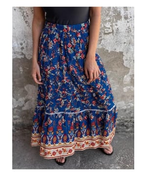 Diseño con volantes  
Acabado opaco y transparente  
100% poliéster  
Lavable a máquina en frío  
Secar en secadora a baja temperatura  
Importado  
Disponible en tallas S a XL  
Talla S: Longitud 34.6 pulgadas Cintura 25.2 pulgadas  
Talla M: Longitud 35 pulgadas Cintura 26.8 pulgadas  
Talla L: Longitud 35.4 pulgadas Cintura 29.1 pulgadas  
Talla XL: Longitud 35.8 pulgadas Cintura 31.5 pulgadas  
Material: Rayón