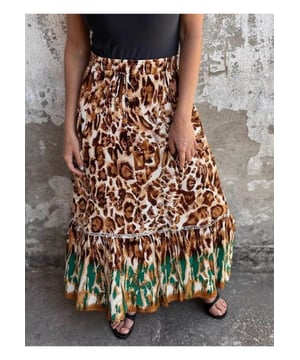 Diseño con volantes  
Acabado opaco y transparente  
100% poliéster  
Lavar a máquina en frío  
Secar a baja temperatura  
Importado  
Disponible en tallas S a XL  
Talla S: Largo 34.6 pulgadas Cintura 25.2 pulgadas  
Talla M: Largo 35 pulgadas Cintura 26.8 pulgadas  
Talla L: Largo 35.4 pulgadas Cintura 29.1 pulgadas  
Talla XL: Largo 35.8 pulgadas Cintura 31.5 pulgadas  
Material: Rayón