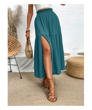 Diseño con corte para mayor elegancia  
Material opaco para una cobertura completa  
Sin forro para una sensación ligera  
Fabricado con 95% poliéster y 5% spandex  
Lavable a máquina en frío, secar a baja temperatura  
Importado  
Disponible en tallas S a 2XL