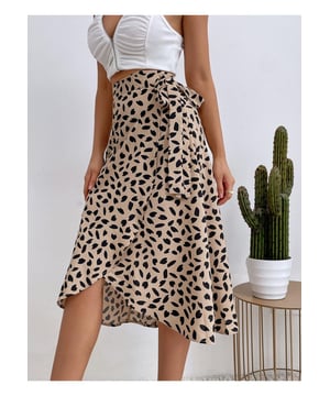 Falda impresa con abertura y lazo  
Características: Abertura con lazo  
Transparente: Opaca  
Cuerpo: No forrada  
Composición del material: 95% poliéster 5% spandex  
Instrucciones de cuidado: Lavar a máquina en frío. Secar a baja temperatura.  
Importada