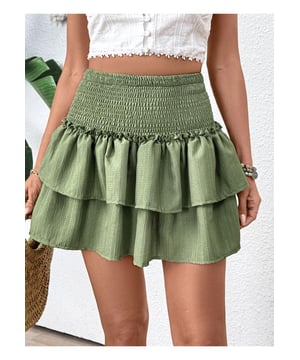 Cintura fruncida para un ajuste cómodo  
Diseño de volantes en capas que añade un toque estiloso  
Material opaco que proporciona cobertura total  
Fabricado en 100% poliéster  
No forrado  
Lavar a máquina en frío, secar a baja temperatura  
Importado  
Disponible en tallas S M L XL