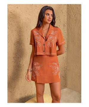 Conjunto de blusa con botones y mini falda  
Conjunto de dos piezas  
Composición del material: 70% viscosa 30% lino  
Lavar a máquina en frío, secar a baja temperatura  
Importado