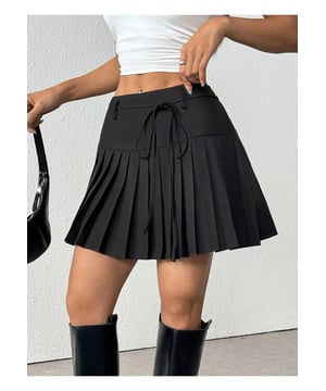 Mini falda plisada con lazo  
Características: Plisado con lazo  
Cuerpo: No forrada  
Composición del material: 100% poliéster  
Instrucciones de cuidado: Lavar a máquina en frío Secar a baja temperatura  
Importado