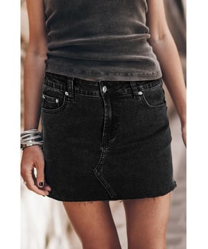 Denim.
  Minirock mit ausgefranstem Saum.
  Vorderseite geknopft.
  Praktische Taschen.
  Leicht dehnbar fur mehr Komfort.
  Materialzusammensetzung: 72% Baumwolle 26% Polyester 2% Elasthan.
  Pflegehinweis: Maschinenwasche kalt Trockner bei niedriger Temperatur.
  Importiert.