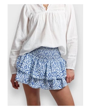 Falda Mini Estratificada  
  Presenta un diseño estratificado con fruncidos, smock y volantes  
  Cuerpo sin forro  
  Composición del material: 65% poliéster 35% algodón  
  Instrucciones de cuidado: lavar a máquina en frío, secar a baja temperatura  
  Importado  
  Medidas del producto (en pulgadas):  
  Talla S: US 2/4 Longitud 14.6 Cintura 22  
  Talla M: US 6/8 Longitud 15 Cintura 23.6  
  Talla L: US 10 Longitud 15.4 Cintura 25.2