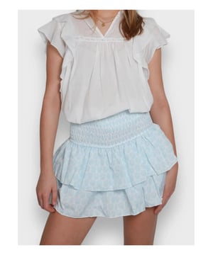 Falda Mini Superpuesta  
  Presenta un diseño superpuesto con fruncidos y volantes  
  Cuerpo no forrado  
  Composición del material: 65% poliéster 35% algodón  
  Instrucciones de cuidado: lavar a máquina en frío, secar a baja temperatura  
  Importado  
  Medidas del producto (en pulgadas):  
  Talla S: EE. UU. 2/4 Longitud 14.6 Cintura 22  
  Talla M: EE. UU. 6/8 Longitud 15 Cintura 23.6  
  Talla L: EE. UU. 10 Longitud 15.4 Cintura 25.2