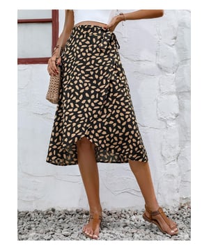Falda impresa con abertura y lazo  
Características: Abertura con lazo  
Transparente: Opaco  
Cuerpo: Sin forro  
Composición del material: 95% poliéster 5% spandex  
Instrucciones de cuidado: Lavar a máquina en frío. Secar a baja temperatura.  
Importado
